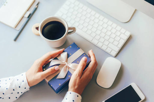 THOUGHTFUL GIFTS IDEAS FOR EMPLOYEES